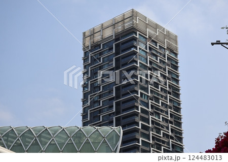 青空と高層ビルや建物のある深圳の街並みの風景 124483013