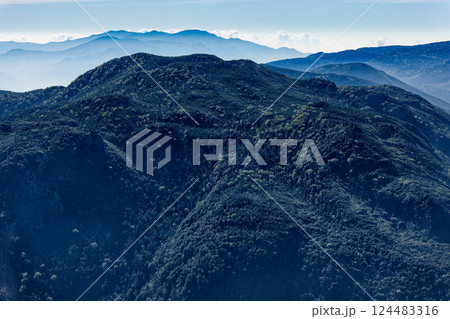 八ヶ岳連峰・蓼科山から見る北横岳と奥秩父の山並み 八ヶ岳連峰・蓼科山から見る北横岳と奥秩父の山並み 124483316