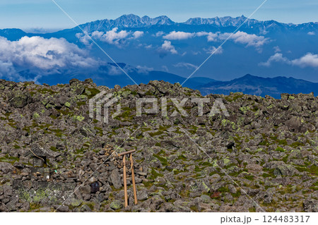 八ヶ岳連峰・蓼科山山頂から見る北アルプス・槍穂高連峰 八ヶ岳連峰・蓼科山山頂から見る北アルプス・槍穂高連峰 124483317