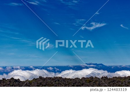 八ヶ岳連峰・蓼科山山頂から見る御嶽 124483319