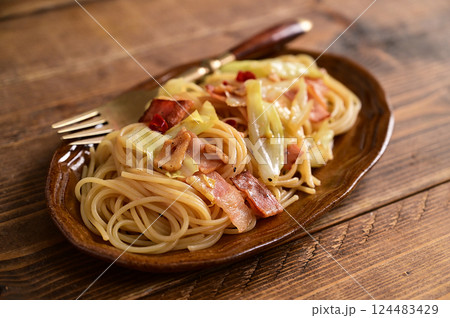 春キャベツとアンチョビのパスタ 春キャベツとアンチョビのパスタ 124483429