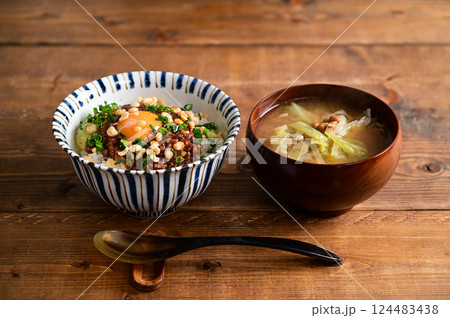 肉みそ卵かけご飯と納豆汁 肉みそ卵かけご飯と納豆汁 124483438