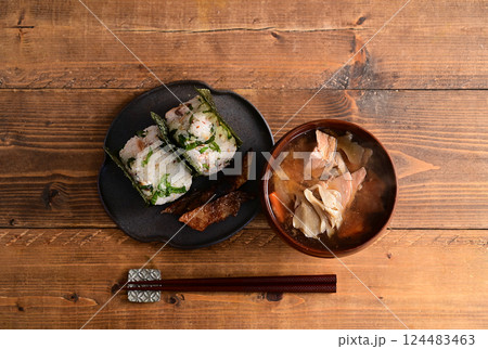 秋鮭の混ぜおにぎりと鮭の味噌汁 124483463