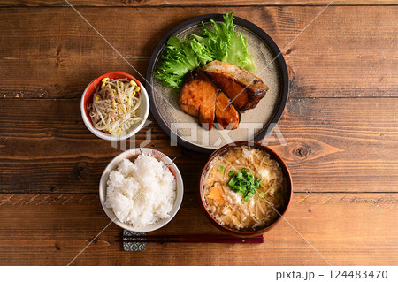 一汁二菜 ブリの照り焼きともやしのナムル 一汁二菜 ブリの照り焼きともやしのナムル 124483470