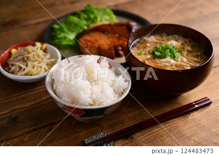 一汁二菜　ブリの照り焼きともやしのナムル 124483473