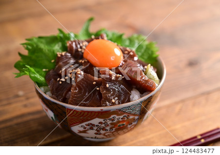 マグロ野漬け丼　卵黄のせ 124483477
