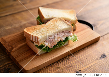 ツナマヨたまごサンド 124483486