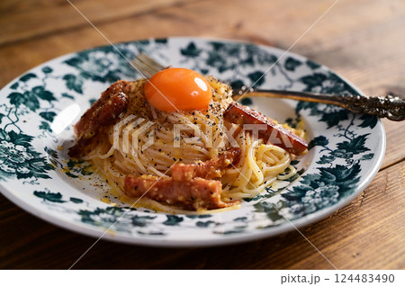 ライスパスタのカルボナーラ 124483490