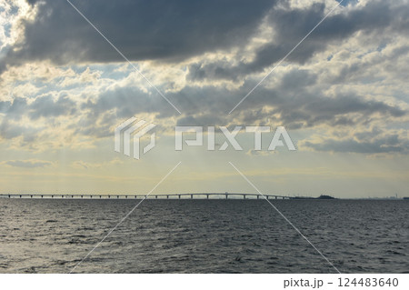 夕暮れ時の東京湾アクアライン 夕暮れ時の東京湾アクアライン 124483640
