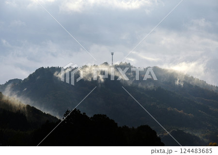 山頂の電波塔 124483685