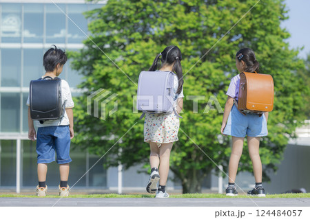 屋外を歩くランドセルを背負った小学生　 　 124484057