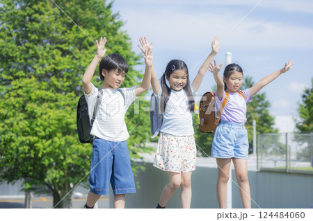 屋外を歩くランドセルを背負った小学生　 　 124484060