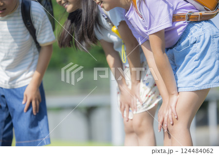 屋外を歩くランドセルを背負った小学生 屋外を歩くランドセルを背負った小学生 124484062
