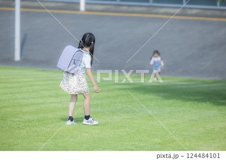 屋外を歩くランドセルを背負った小学生　　 124484101