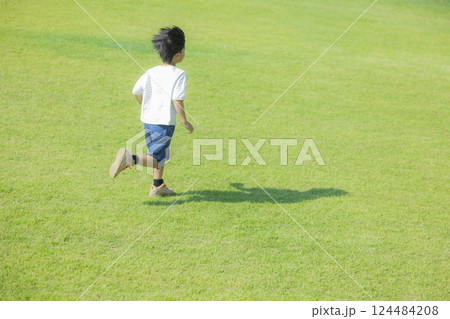芝生の広場を走る男の子 芝生の広場を走る男の子 124484208