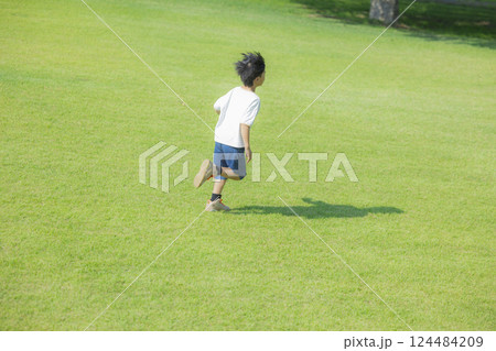 芝生の広場を走る男の子　 124484209
