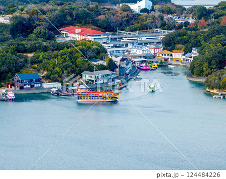 夕暮れの賢島港とエスパーニャクルーズ船、海上タクシー（三重県志摩市） 124484226