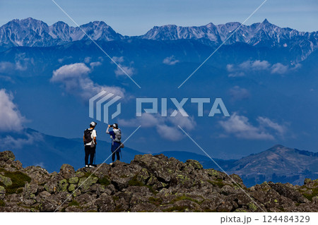 八ヶ岳連峰・蓼科山山頂の登山者と槍・穂高連峰 八ヶ岳連峰・蓼科山山頂の登山者と槍・穂高連峰 124484329