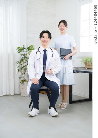 ドクターと看護師のクリニックで見上げる未来や目標を見つめるイメージのカメラ目線 ドクターと看護師のクリニックで見上げる未来や目標を見つめるイメージのカメラ目線 124484469
