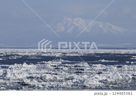 流氷と斜里岳 オホーツク海沖 北海道 流氷と斜里岳 オホーツク海沖 北海道 124485561