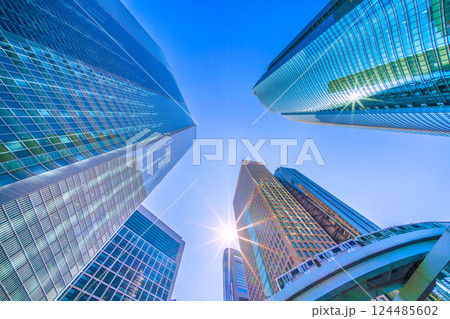 日本の東京都市景観 煌めく時代…新緑の季節、春本番へ…汐留のビジネス街などを望む 124485602
