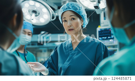 手術室でスタッフに指示を出す日本人女性外科医 124485871