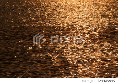 黄金色に輝く水面　海面　 124485945