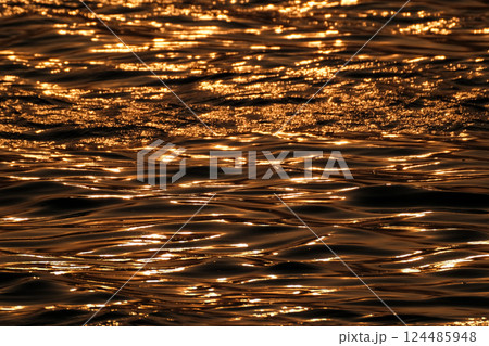 黄金色に輝く水面 海面 黄金色に輝く水面 海面 124485948