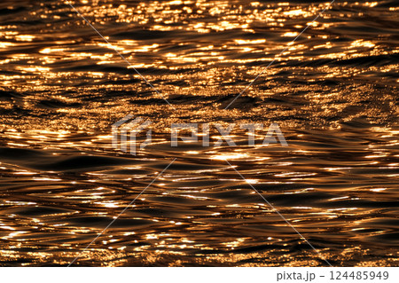 黄金色に輝く水面　海面　 124485949