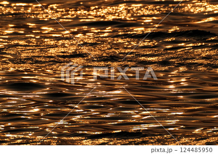 黄金色に輝く水面 海面 黄金色に輝く水面 海面 124485950