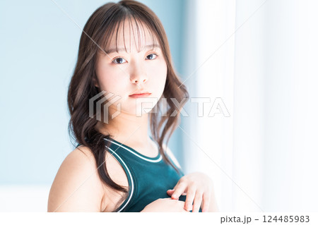 タンクトップを着た健康的若い女性のビューティーポートレート 124485983