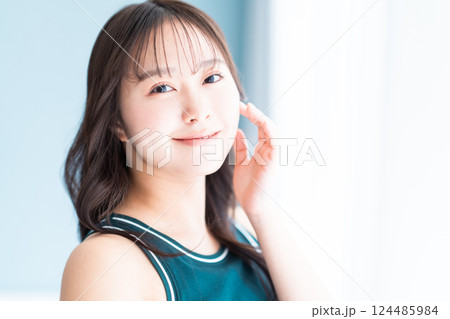 タンクトップを着た健康的若い女性のビューティーポートレート 124485984