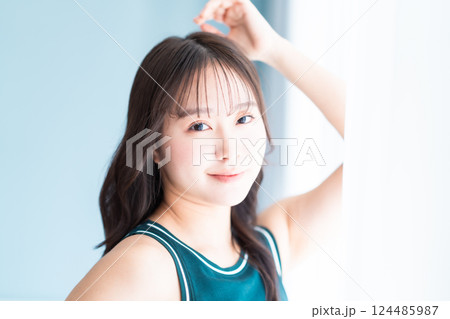 タンクトップを着た健康的若い女性のビューティーポートレート タンクトップを着た健康的若い女性のビューティーポートレート 124485987