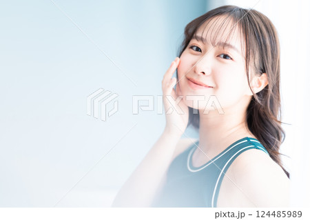 タンクトップを着た健康的若い女性のビューティーポートレート タンクトップを着た健康的若い女性のビューティーポートレート 124485989