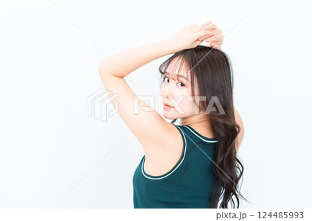 美容に気を遣っている健康的な若い女性　女性脱毛のイメージ 124485993