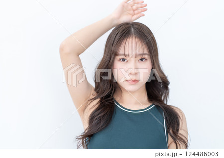 美容に気を遣っている若い女性　女性脱毛のイメージ 124486003