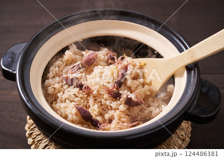 土鍋で炊いたホタルイカご飯 124486381