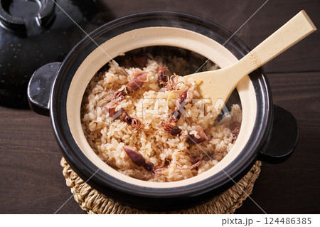 土鍋で炊いたホタルイカご飯 124486385