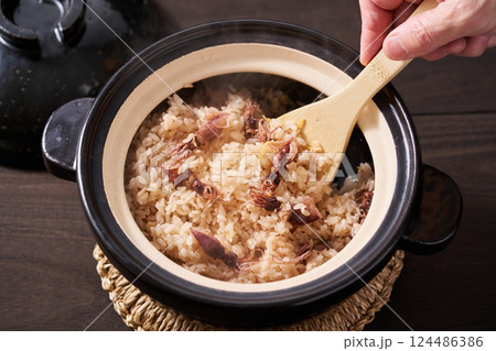土鍋で炊いたホタルイカご飯 土鍋で炊いたホタルイカご飯 124486386