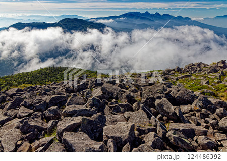 蓼科山から見る雲湧く北横岳と八ヶ岳主峰群 蓼科山から見る雲湧く北横岳と八ヶ岳主峰群 124486392