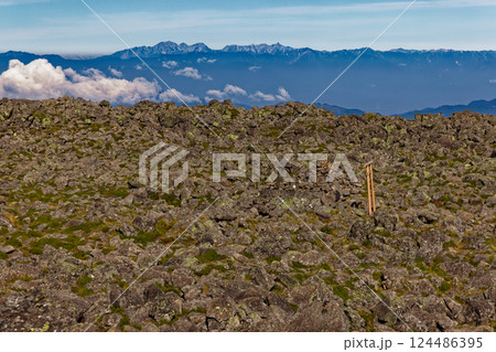 八ヶ岳連峰・蓼科山山頂から見る北アルプス・槍穂高連峰 八ヶ岳連峰・蓼科山山頂から見る北アルプス・槍穂高連峰 124486395