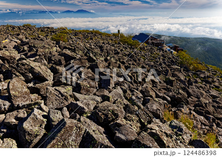 八ヶ岳連峰・蓼科山山頂から見る蓼科山頂ヒュッテと浅間山 124486398