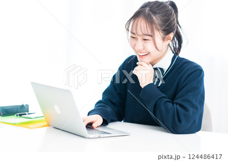 リビングでパソコンに向かう女子高生 124486417