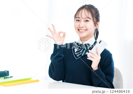 OKポーズで微笑む女子高生 124486419