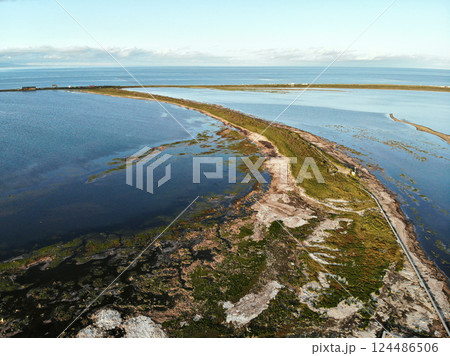 北海道・野付半島のトドワラ湿地|細長く伸びる半島の空撮景観 北海道・野付半島のトドワラ湿地|細長く伸びる半島の空撮景観 124486506