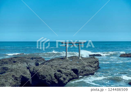 茨城・大洗磯前神社の海上鳥居|青空と太平洋に佇む神聖な風景 茨城・大洗磯前神社の海上鳥居|青空と太平洋に佇む神聖な風景 124486509
