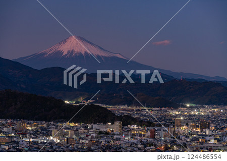 【静岡県】静岡市の街並みの向こうに富士山　夕景 124486554