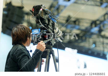 カメラマン　配信　取材 124486601
