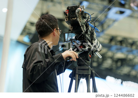 カメラマン　配信　取材 124486602