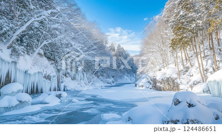 氷柱と雪に囲まれた冬の渓谷と凍った川の風景 124486651